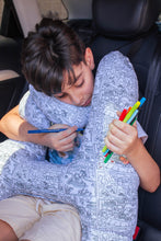 Carregar imagem no visualizador da galeria, Almofada H Bobbie Goods Viagens e Passeios Tranquilos | Varietah Kids™